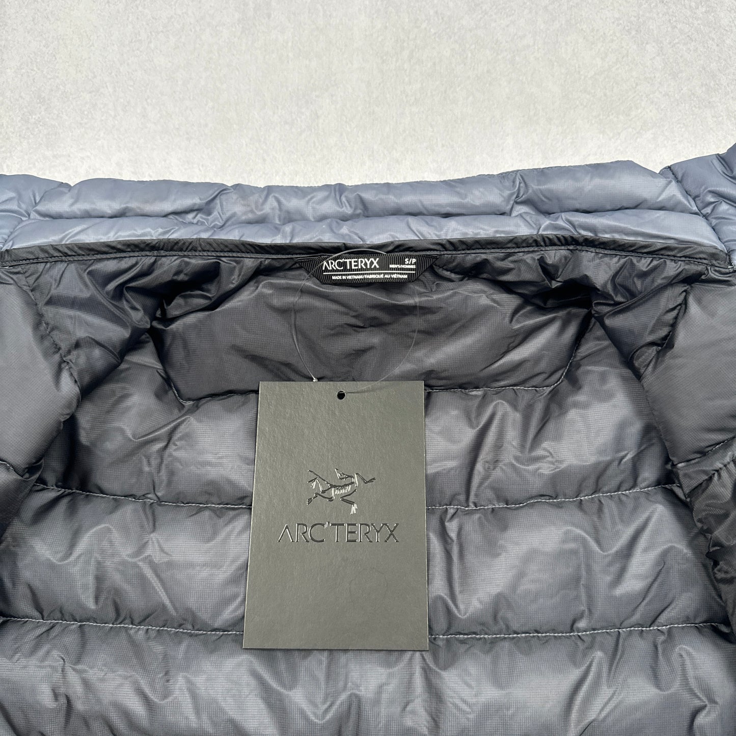 Cerium Hoodless Down Jacket (Stratus)