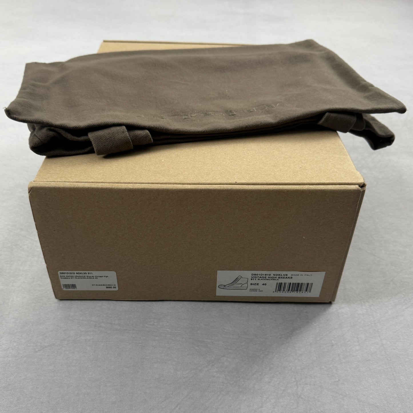 Women’s Vintage Canvas Sneakers (40)