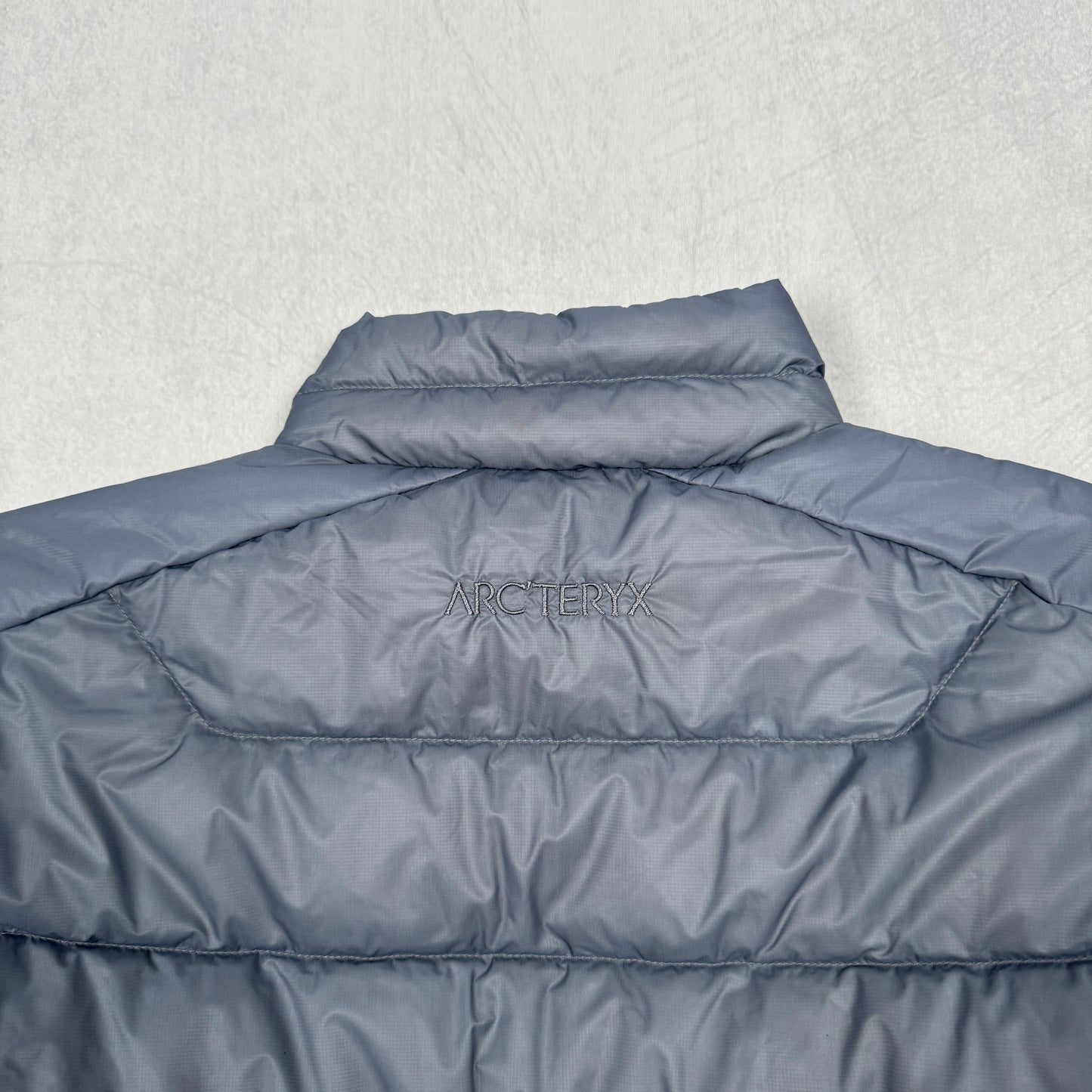 Cerium Hoodless Down Jacket (Stratus)